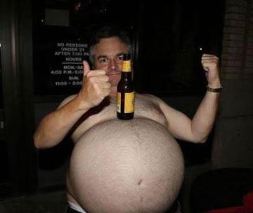 Neki nincs szüksége a kocsmában asztalra 🙂