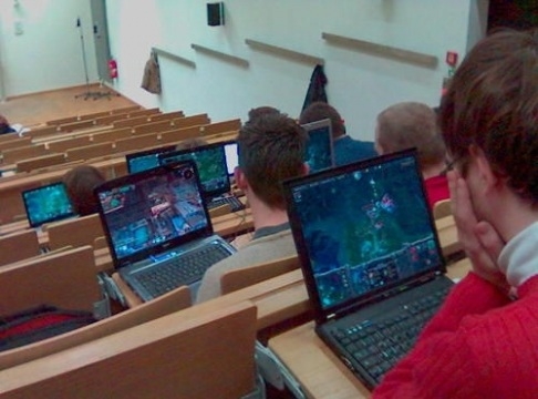 Eközben az egyetemen . . . 