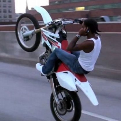 Majd visszahívlak később, most vezetek