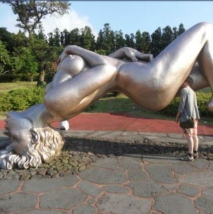 A kis kíváncsi . . .