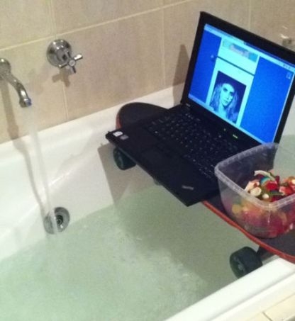 Hogy semmiről ne maradj le - Fürdőszobai netezés