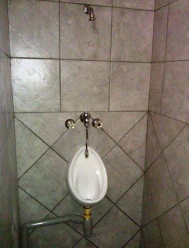 Pisi közben egy laza zuhany ?!