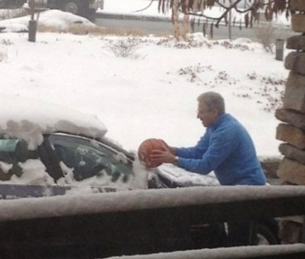 IQ bajnok autót takarít . . . kosárlabdával !