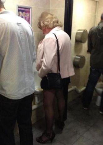 Eközben a férfi Wc-ben 