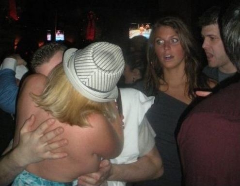 Döbbenet a buliban . . .