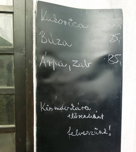 Eközben egy takarmány boltnál . . .