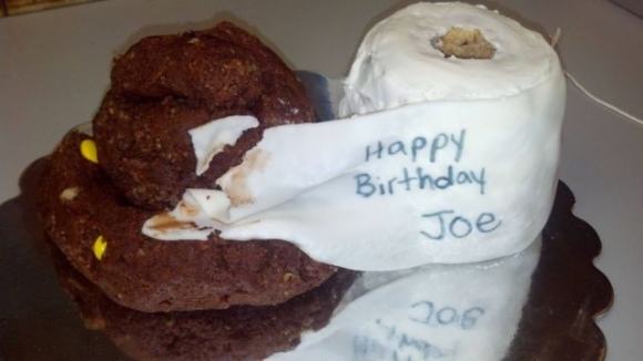 Szerinted Joe jóízűen harap a tortájába ??