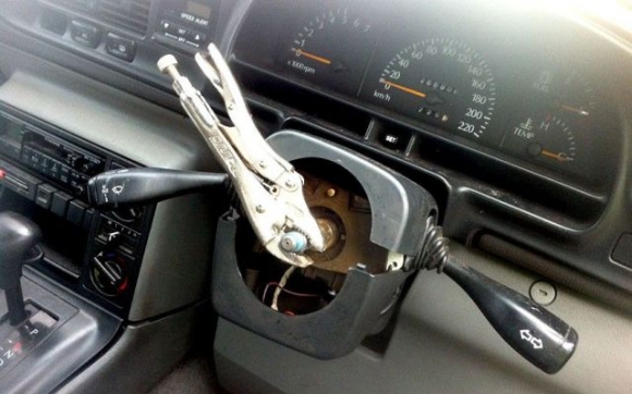 Amikor a szükség törvényt bont...