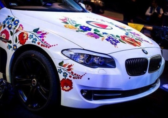 Kalocsai mintás BMW