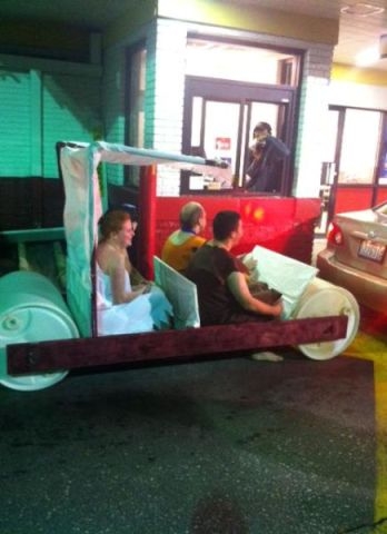 Vasárnap hajnalban a McDrive-ban