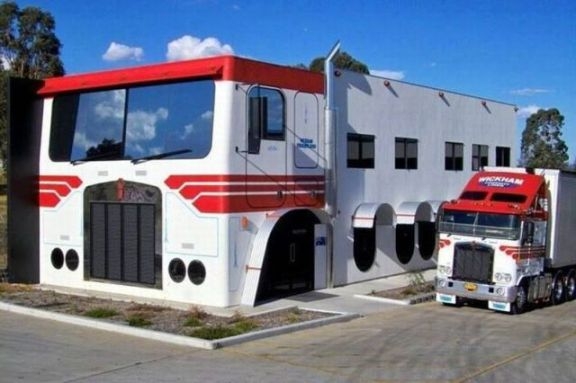 A vérbeli kamionos házikója