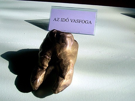 Íme az idő vasfoga