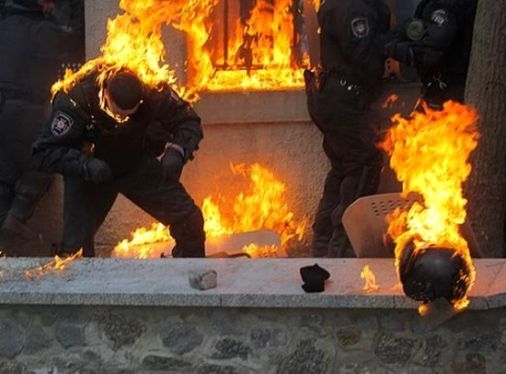 Egy kis Molotov koktél a rendőr bácsinak