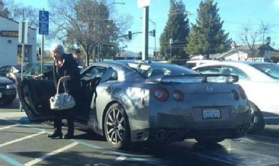 Szupernagyi bevásárolni megy