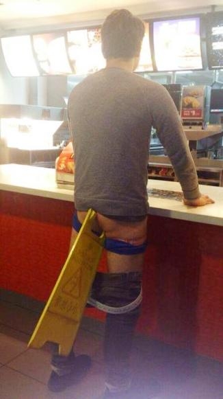 Kemény buli lehetett az éjjel . . .