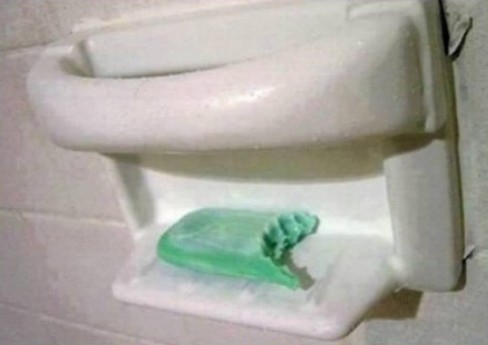 Egyik este részegen mentem lefürdeni . . .