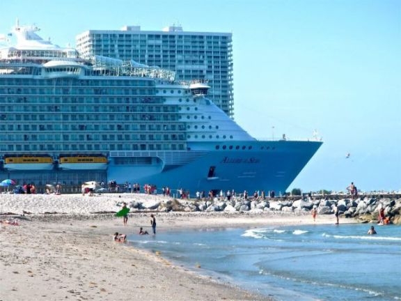 Eközben a Miami öböl kijáratánál