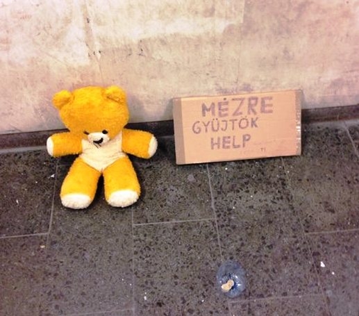 Eközben Pesten . . .