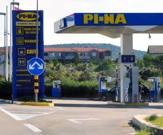 PI-NA töltőállomás . . . 