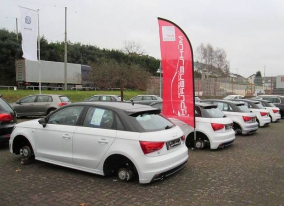 Apró meglepi egy német autókereskedésben