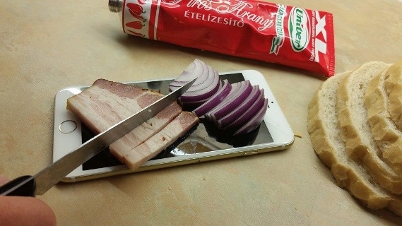 Az öreg székely kapott ajándékba egy iPhone 6 plus-t