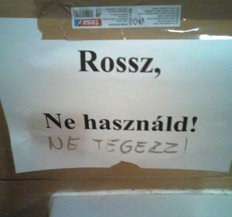 Eközben a Corvin mozi mosdójában