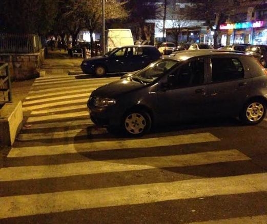 Tegnap Rómából érkezett kép a parasztparkoló rovatba