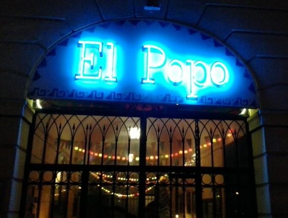 A képen egy varsói étterem bejárata