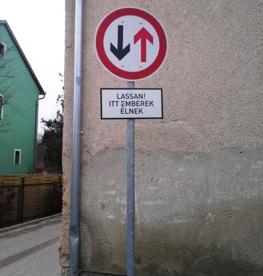 Közlekedési lassítótábla