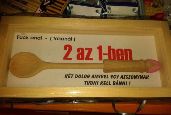 Eközben egy ajándékboltban...