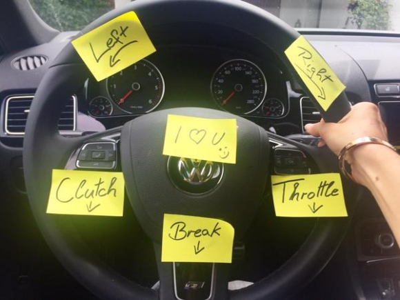 Így cinkeli a feleségét S. Ogier ralivilágbajnok