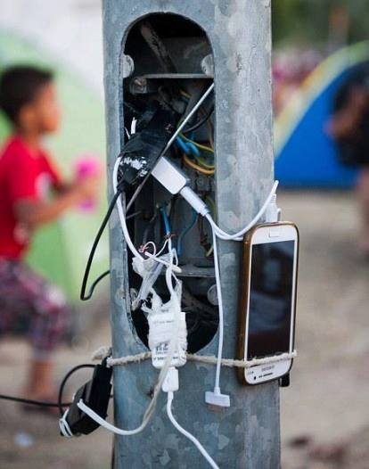 Migránsok töltik a telójukat....