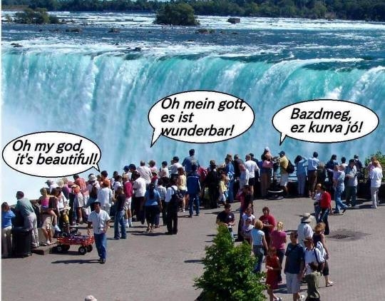 Egy nemzetközi turistacsoport a Niagara-vízesésnél