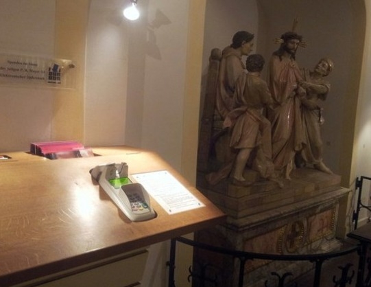 Eközben a templomban...