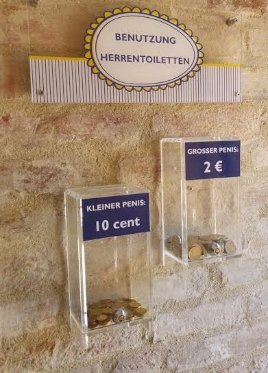 Eközben egy osztrák férfi WC bejáratánál