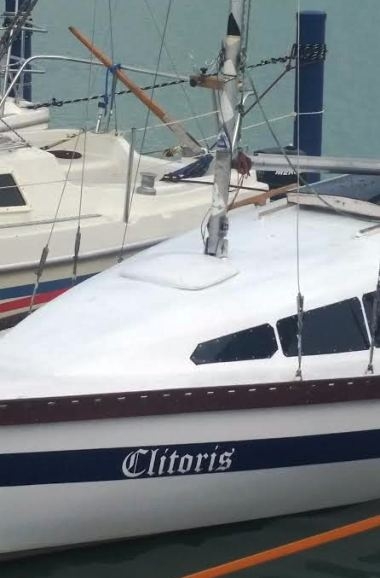 Eközben a balatonfüredi kikötőben...