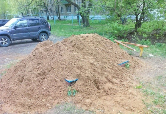 Az önkormányzat feltöltötte a játszótéri homokozót