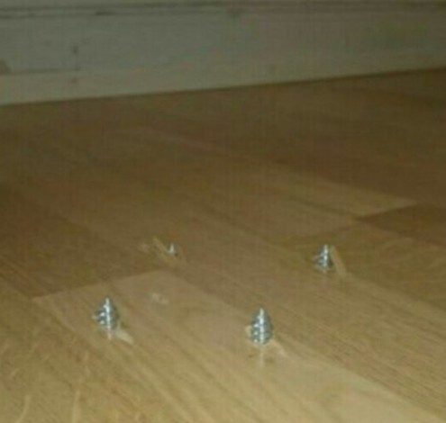 Az alsó szomszéd új csillárt szerelt fel?