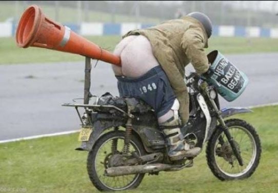 Eközben a falunapon