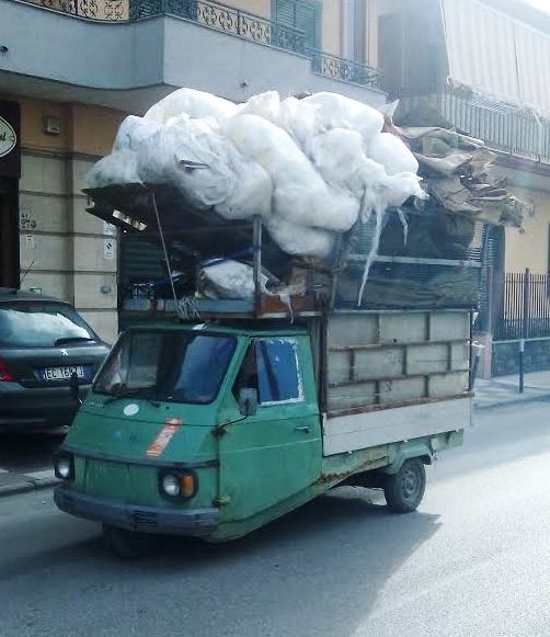 Zotyó Nápolyban kapta lencsevégre a szállítót...