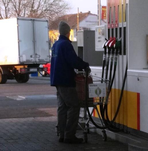 Televágta a járgányt... még épp időben