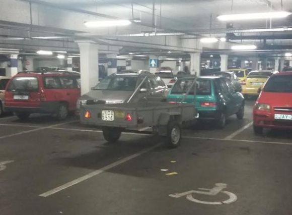 Eközben a soroksári Tesco parkolóban