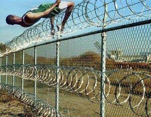 Egy afganisztáni magasugró, edzés közben...