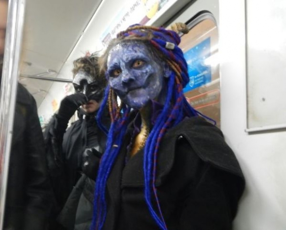 Eközben a metrón...