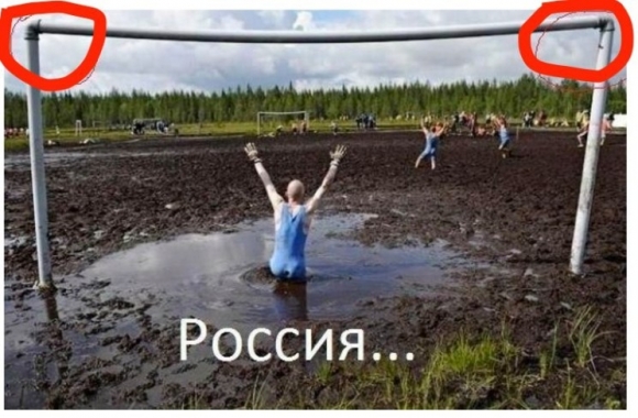 Eközben egy orosz focipályán