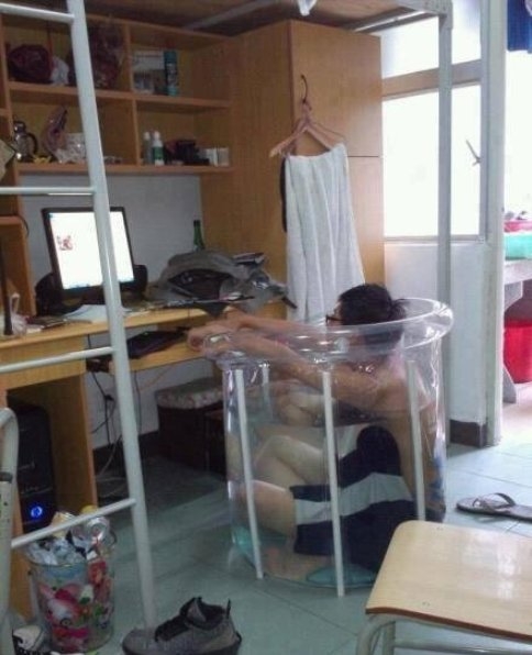 Ő lusta volt kimenni a strandra...