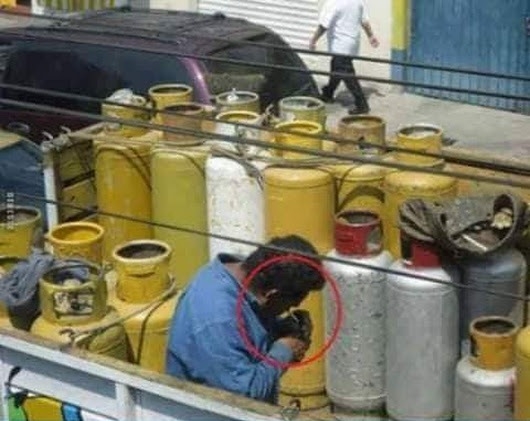 Íme egy fotó, az első albán űrhajósról...