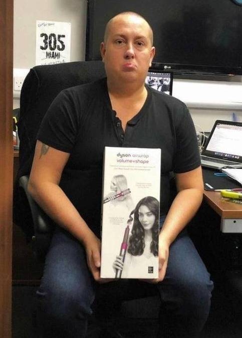 Amikor a céges bulin hajgöndörítőt nyersz,