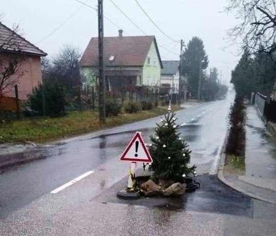 Mindenkinek kellemes karácsonyt kíván ez a kátyú