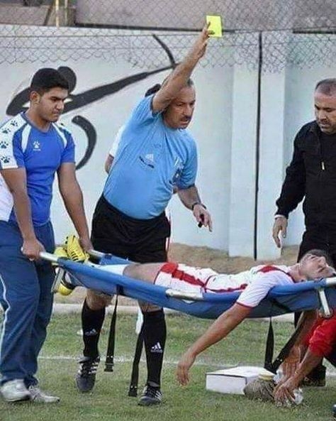 Szerintem neki már hiába mutogatja